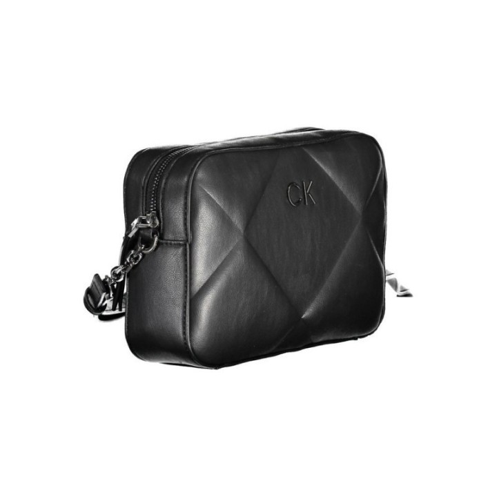 bolso bandolera negro de poliester reciclado para mujer calvin klein vista tres cuartos con logo ck