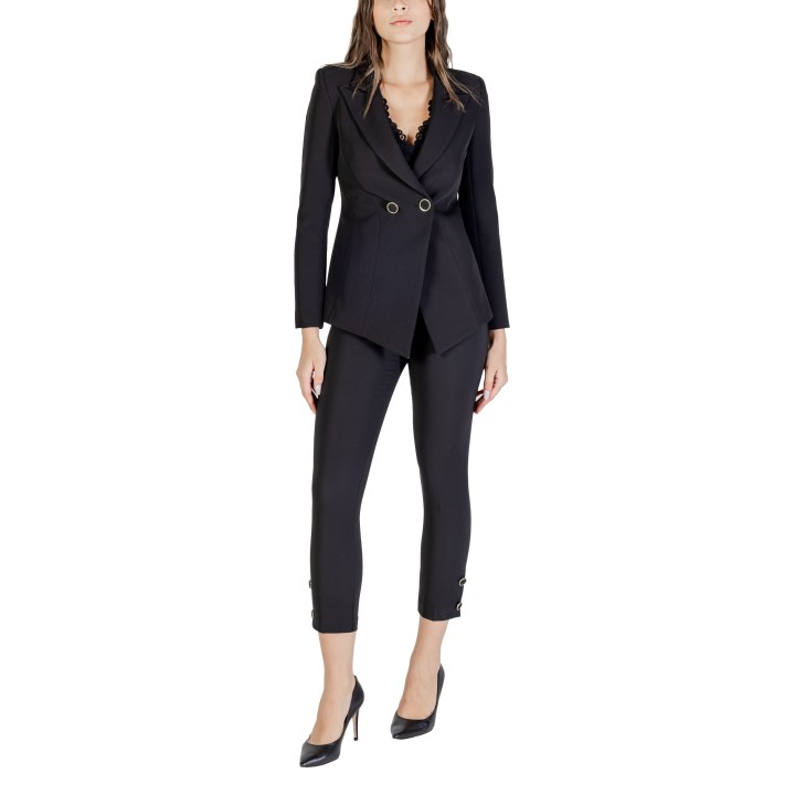 Pantalón negro de mujer Rinascimento CFC0125414003 con blazer vista frontal