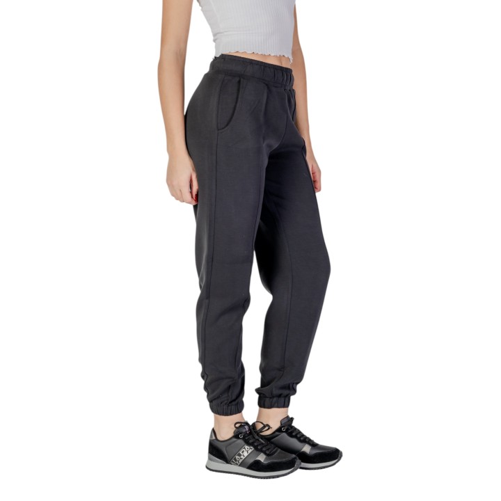Pantalón jogger negro Guess Active para mujer Olympe vista de tres cuartos