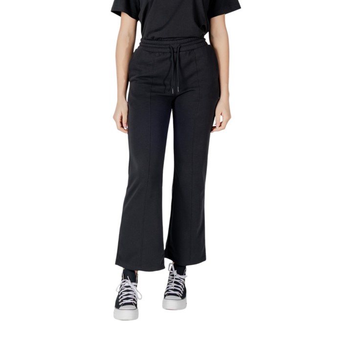 Converse pantalón negro de mujer Star Chevron Open Hem Pant vista frontal