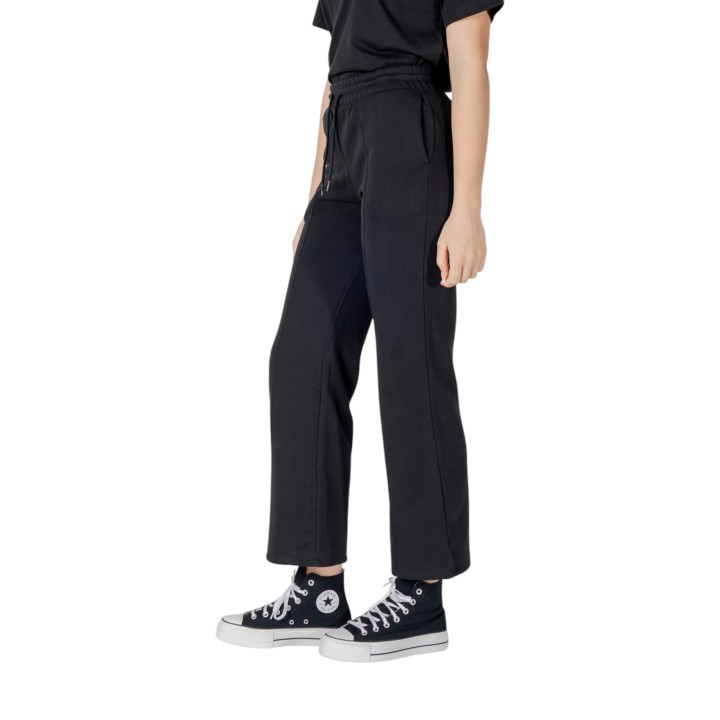 Converse pantalón negro de mujer Star Chevron Open Hem Pant vista de tres cuartos