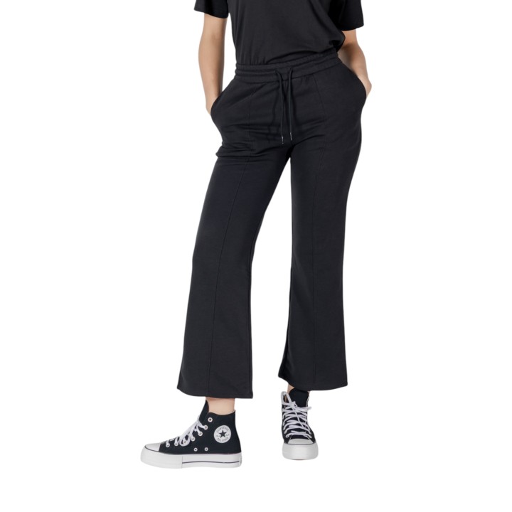 Converse pantalón negro de mujer Star Chevron Open Hem Pant vista frontal