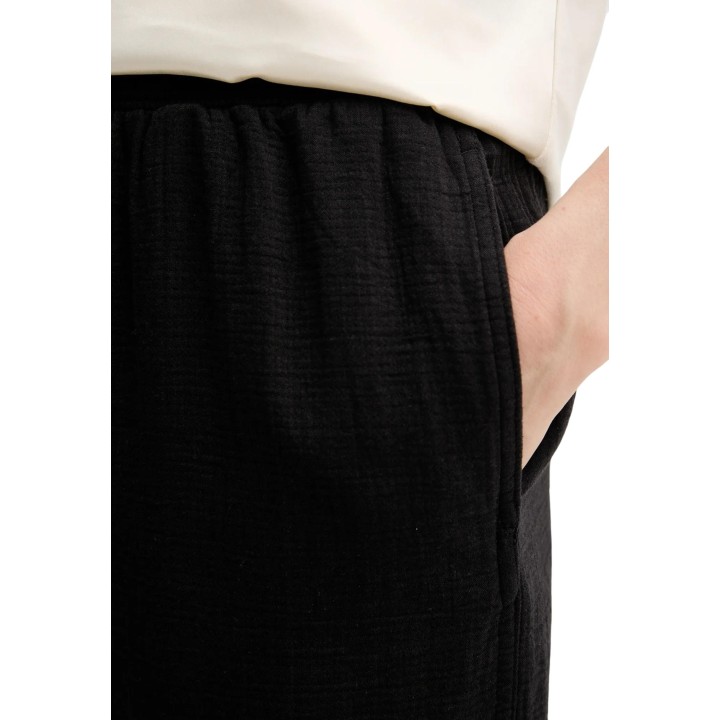 Detalle del pantalón negro de mujer Calvin Klein Jeans Double Gauze Pant