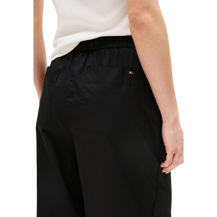 Detalle posterior del pantalón ancho negro de popelín Tommy Hilfiger para mujer