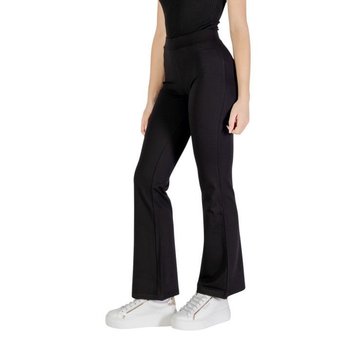 Jacqueline de Yong pantalón de mujer negro JDYPRETTY FLARE PANT vista tres cuartos