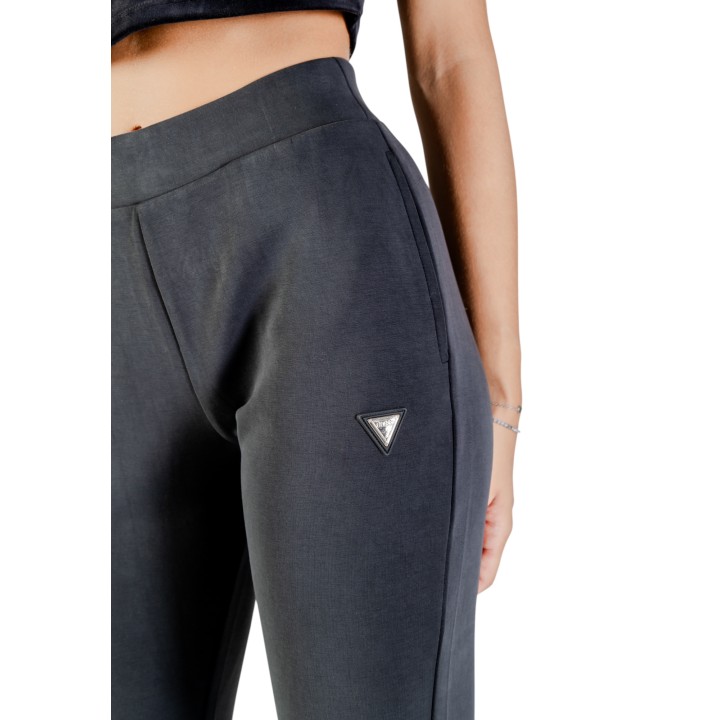 Detalle del pantalón negro Guess Active Olympe para mujer