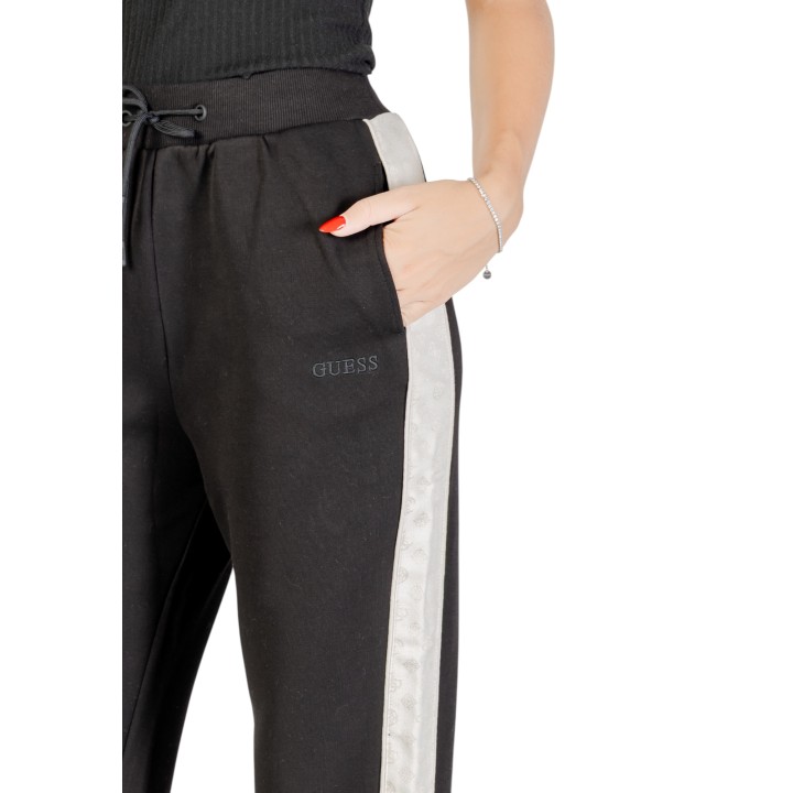 Detalle del pantalón jogger negro de mujer Guess Active