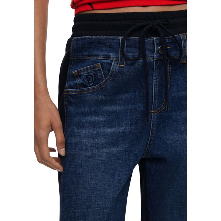 Detalle frontal de vaqueros Desigual de mujer en denim azul