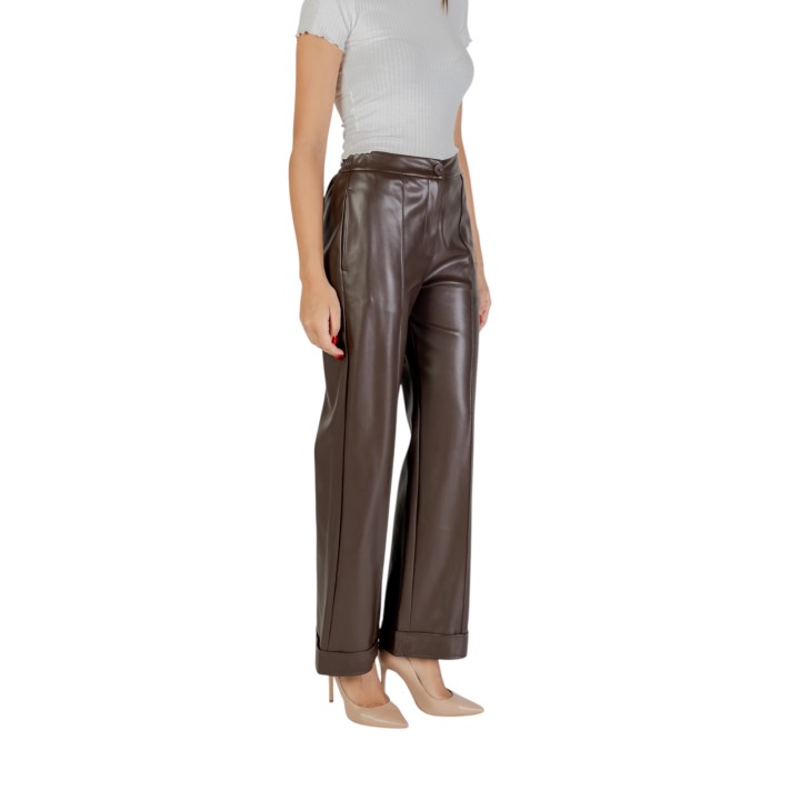 Liu-Jo pantalón de mujer chocolate efecto piel vista de tres cuartos