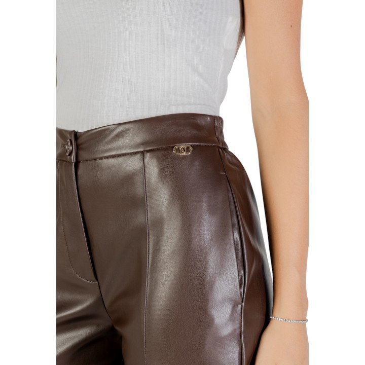 Detalle del pantalón Liu-Jo de mujer chocolate efecto piel