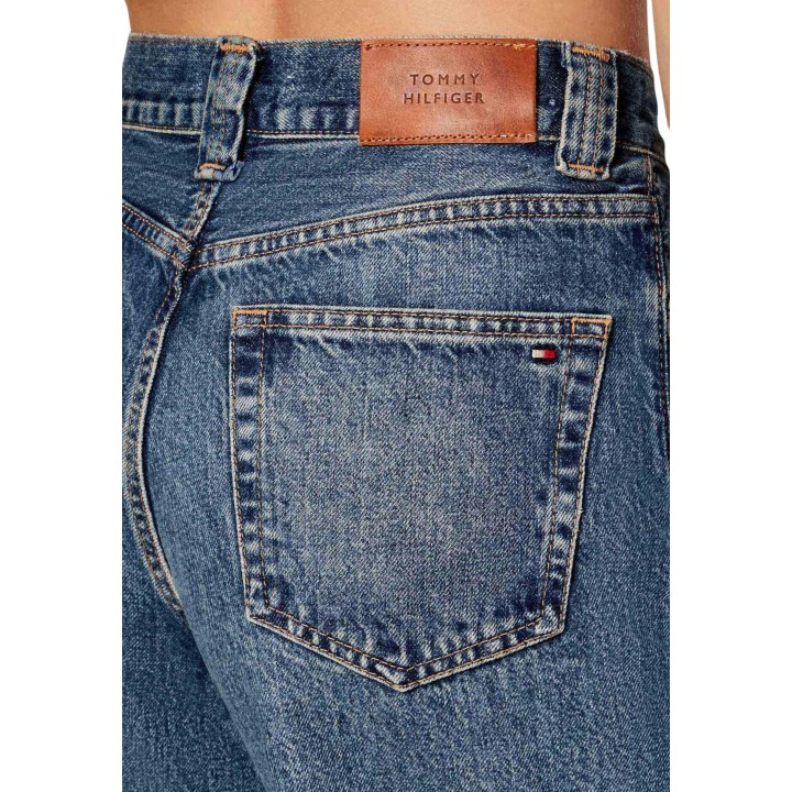 Detalle posterior de vaqueros Tommy Hilfiger de mujer en denim azul con etiqueta de marca