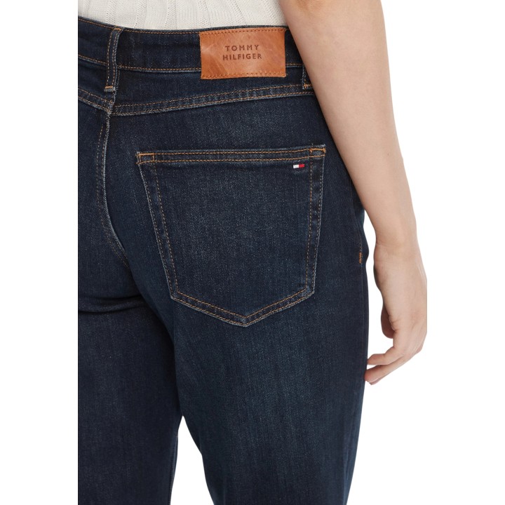 Detalle posterior de vaqueros Tommy Hilfiger de mujer en denim oscuro