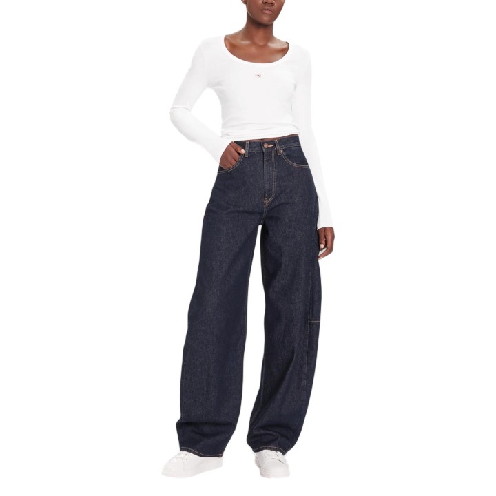 Vaqueros de mujer Calvin Klein Jeans en denim oscuro vista de tres cuartos