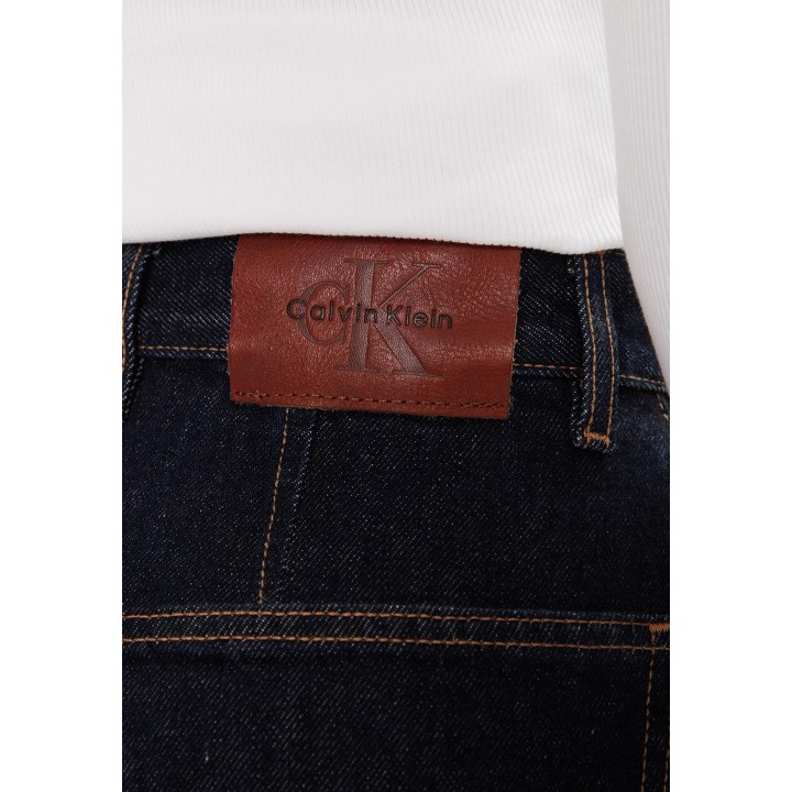 Detalle de etiqueta Calvin Klein Jeans en vaqueros de denim oscuro
