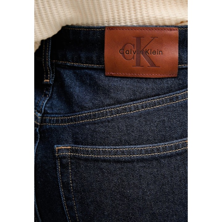 Detalle posterior de la etiqueta Calvin Klein Jeans en vaqueros de denim oscuro