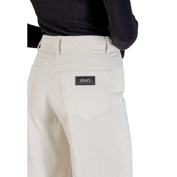 Detalle del pantalón de mujer Liu-Jo color marfil con textura acanalada