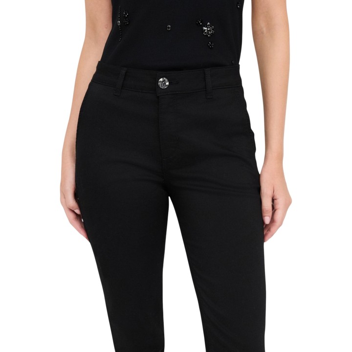Detalle frontal del pantalón negro de mujer Liu-Jo MF5401 T7144