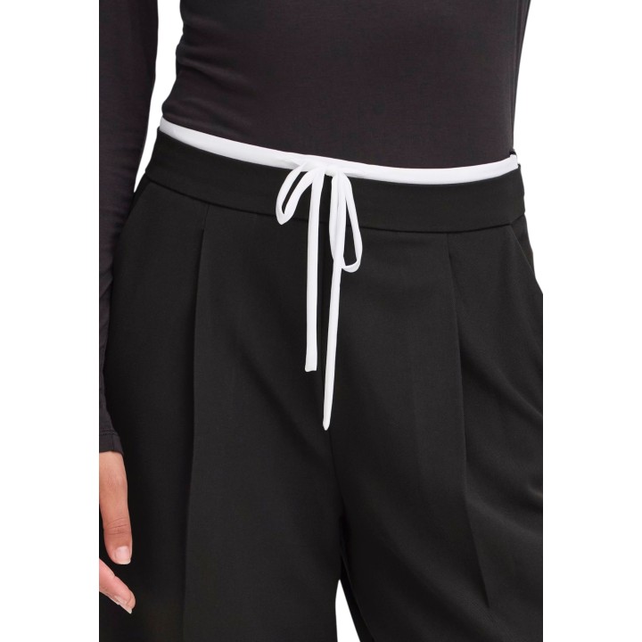 Detalle del pantalón palazzo negro Ichi para mujer