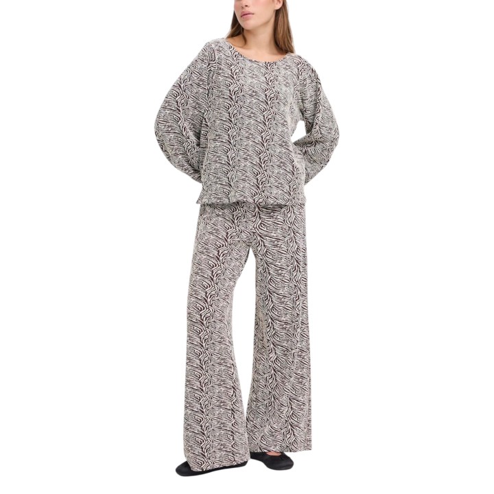 Pantalón de mujer Ichi IHOELLY PA3 color café vista tres cuartos