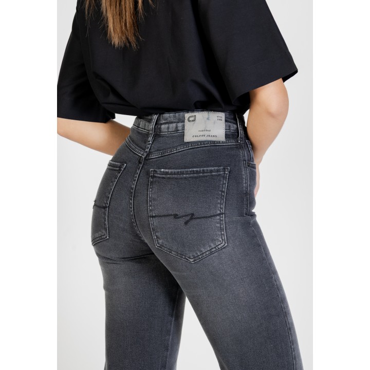Detalle posterior de vaqueros Colcci de mujer negros