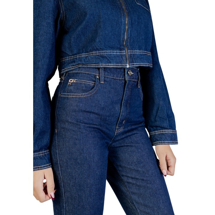 Detalle de vaqueros Colcci de mujer en denim azul oscuro