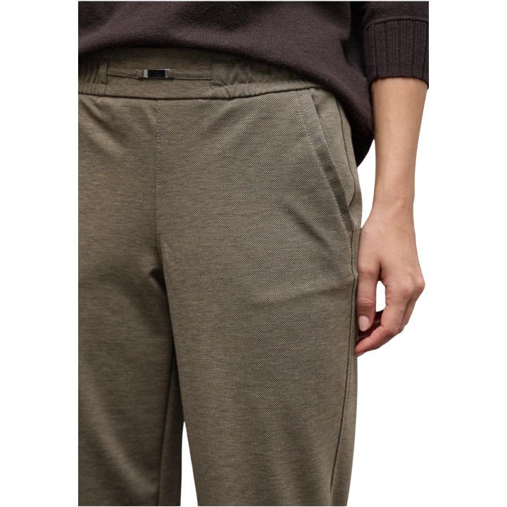 Detalle del pantalón de mujer marrón Street One Bonny Buckle Piquee 379784