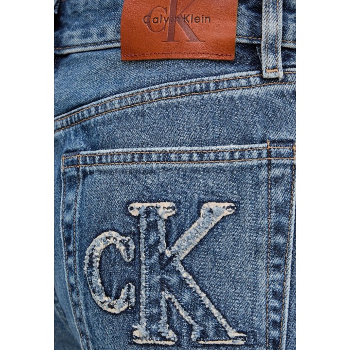 Detalle de vaqueros de mujer Calvin Klein Jeans azul denim con logo