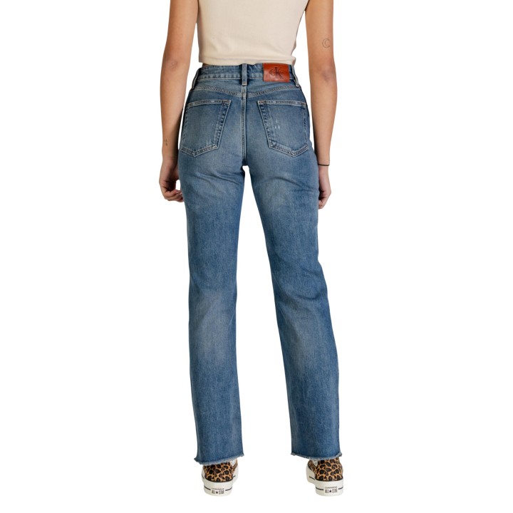 Calvin Klein Jeans vaqueros de mujer en denim azul vista posterior