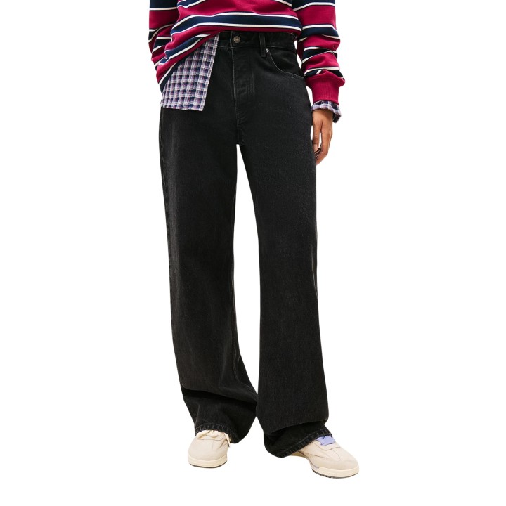 Vaqueros negros de mujer Tommy Hilfiger Jeans DW0DW22525 vista frontal en modelo