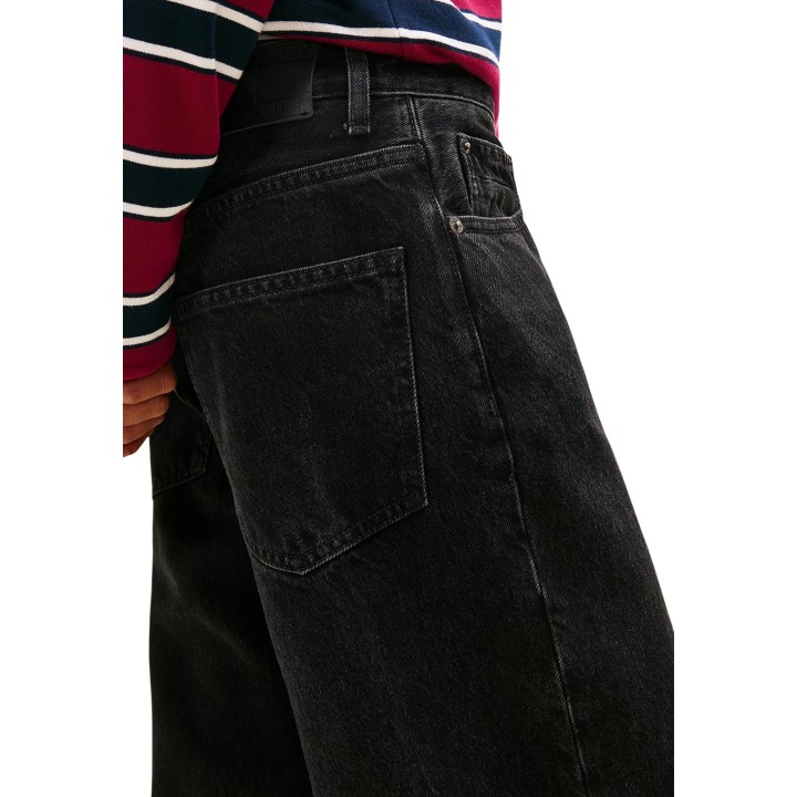 Detalle de vaqueros negros de mujer Tommy Hilfiger Jeans DW0DW22525