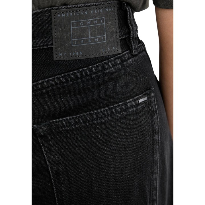 Detalle de vaqueros negros de mujer Tommy Hilfiger Jeans DW0DW22522