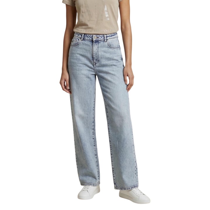 Armani Exchange vaqueros de mujer en denim azul claro vista frontal