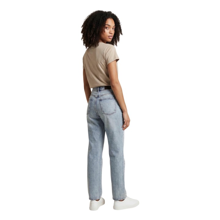 Armani Exchange vaqueros de mujer en denim azul claro vista posterior tres cuartos