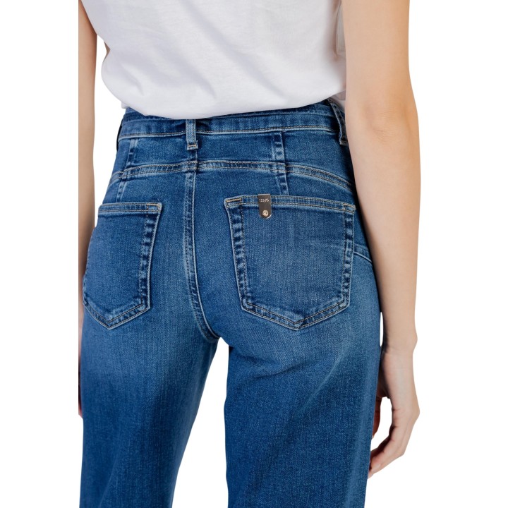 Detalle posterior de vaqueros Liu-Jo de mujer en denim azul