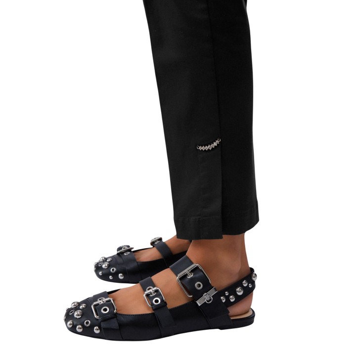 Detalle lateral del pantalón chino negro Liu-Jo de mujer