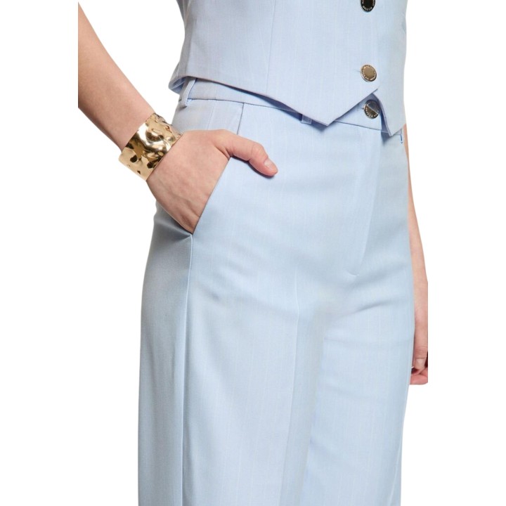 Detalle del pantalón de traje Morgan De Toi de mujer celeste