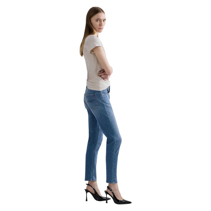 Vaqueros slim boyfit Replay para mujer en denim azul vista de tres cuartos