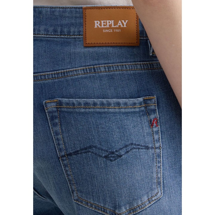 Detalle de vaqueros Replay para mujer en denim azul con etiqueta y bolsillo posterior