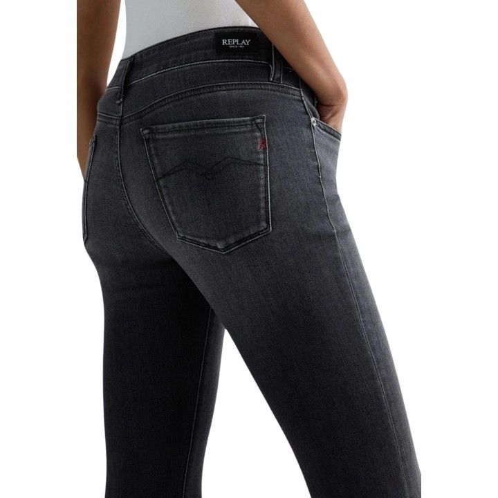 Detalle de bolsillo trasero en vaqueros Replay de mujer negros de denim