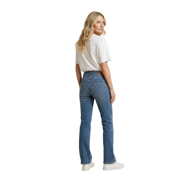 Vaqueros Levi's® 725 bootcut de mujer en índigo vista posterior de tres cuartos