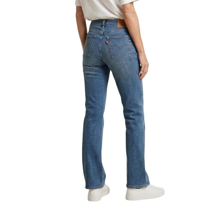 Detalle posterior de vaqueros Levi's® 725 bootcut de mujer en índigo