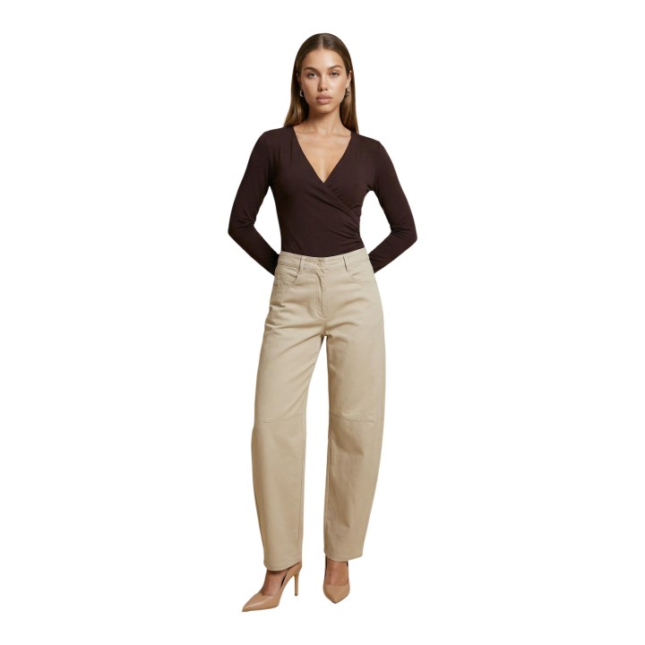 Pantalón de algodón beige para mujer I am PE26085 vista de tres cuartos