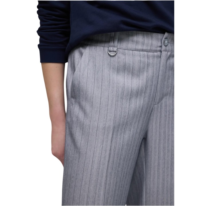 Detalle del pantalón de mujer Street One 380687 azul claro de espiga