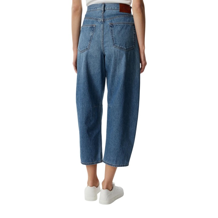 Calvin Klein Jeans vaqueros de mujer en denim azul vista posterior