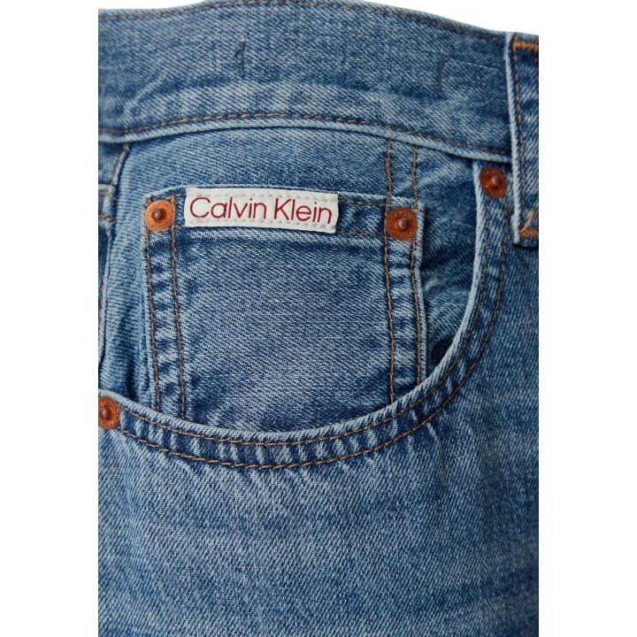 Detalle frontal de vaqueros de mujer Calvin Klein Jeans en denim azul