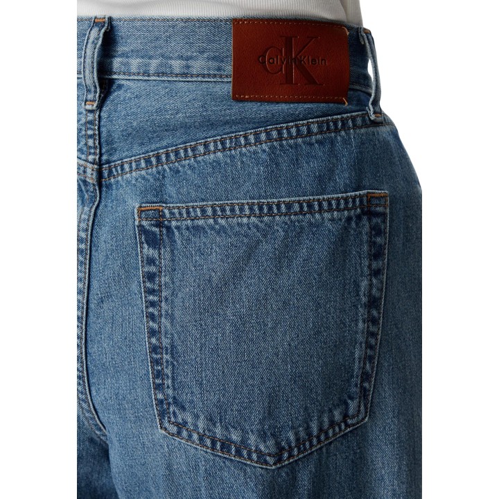 Detalle posterior de vaqueros de mujer Calvin Klein Jeans en denim azul