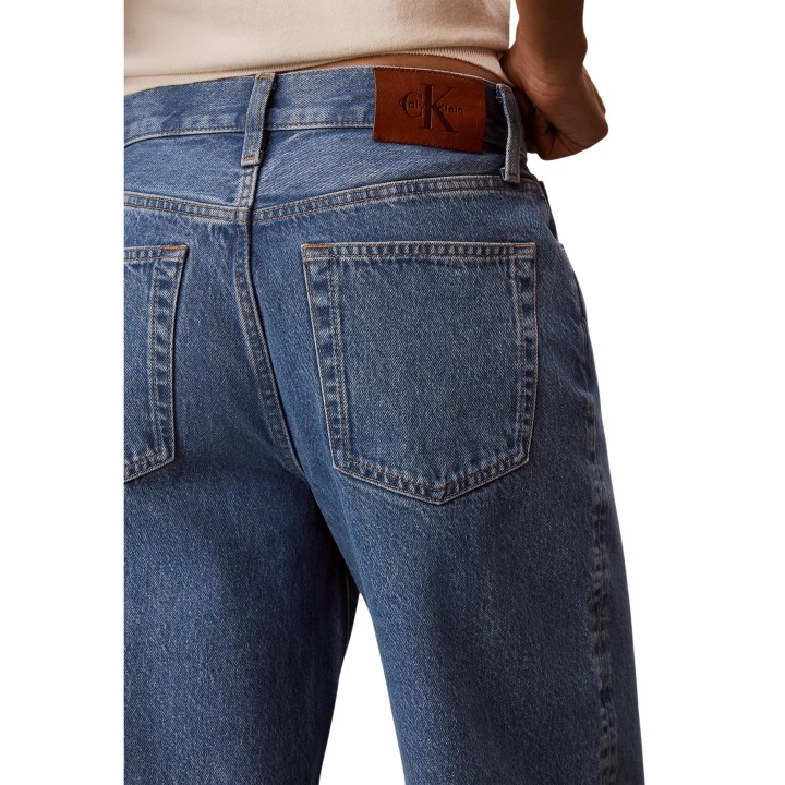 Detalle posterior de vaqueros de mujer Calvin Klein Jeans en denim azul
