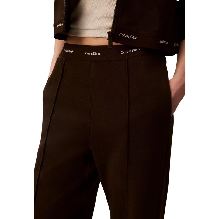 Detalle del pantalón marrón Calvin Klein Jeans para mujer