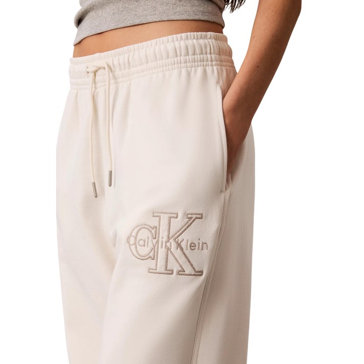 Detalle del pantalón deportivo crema Calvin Klein Jeans de mujer