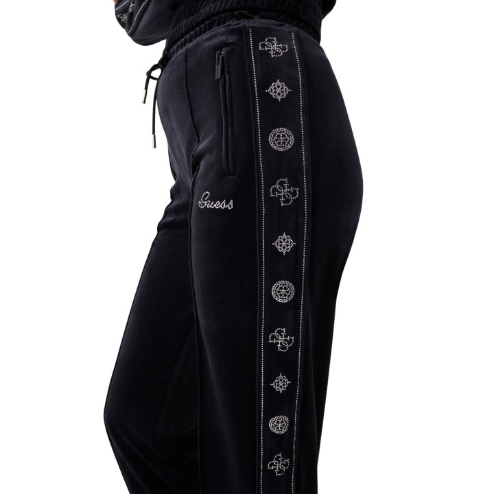 Detalle lateral del pantalón negro de terciopelo Guess Active Amalia para mujer